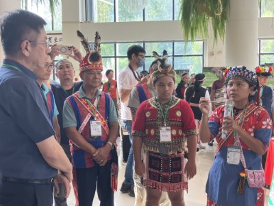 圖5. 高士部落青年會長李恩屏向署長解說部落成果2